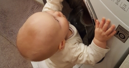 waschmaschine waschtrockner baby drueckt knoepfe